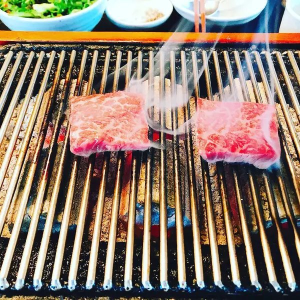 Izgara ızgarada kızarmış tavuk ve sebze.