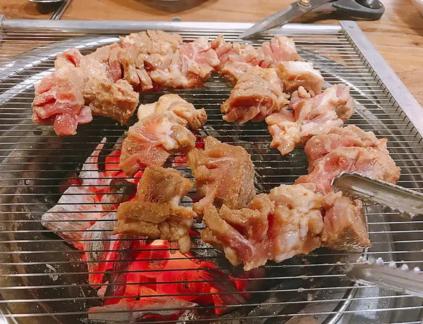 Izgara domuz pirzolası, sebze ve baharatlı.