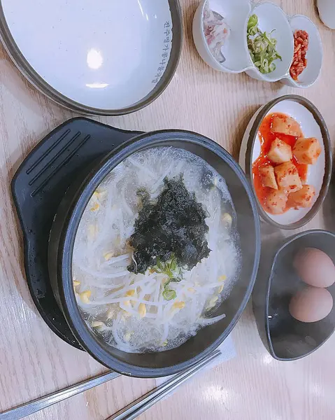 Kore yemeği, sebzeli pirinç eriştesi ve kimchi.