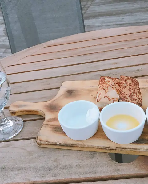 Peynirli ve kahveli lezzetli taze kek.