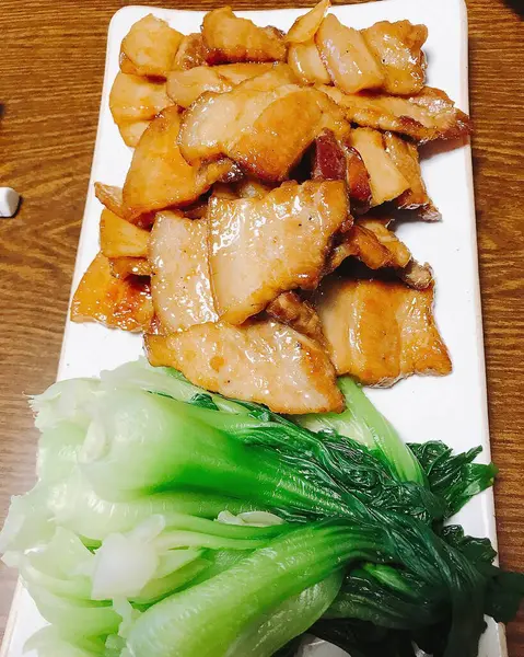 Sebze ve baharatlı ızgara domuz eti.