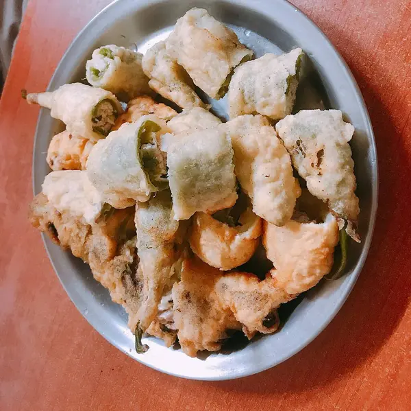 Kızarmış balık, yeşil soğanlı ve sarımsaklı.