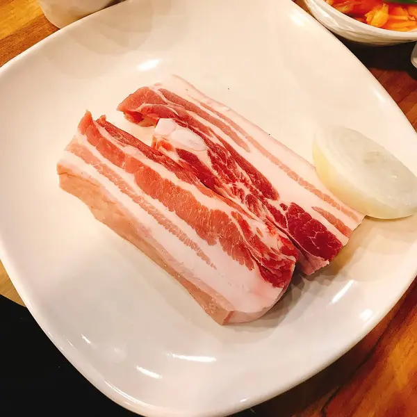 Masadaki lezzetli yiyeceklerin manzarasını kapat.