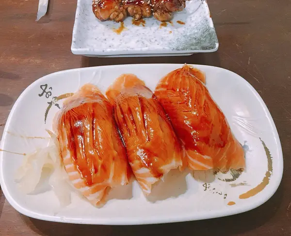 Somon ve sebzeli suşi.