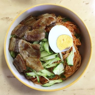 Kore yemeği, sebzeli kızarmış pirinç eriştesi.