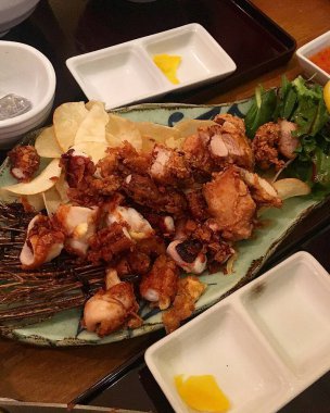 Sebzeli ve soslu ızgara somon.