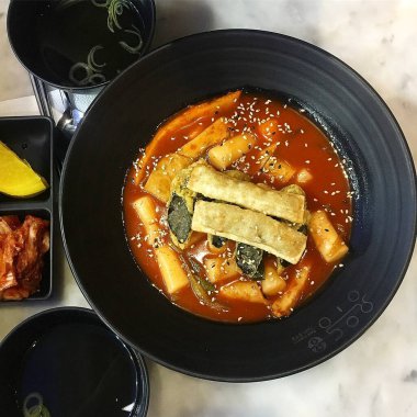 Bir yemek tabağının mutfak fotoğrafı.