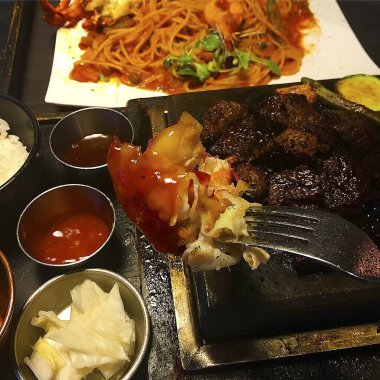 Sebzeli kızarmış tavuk.