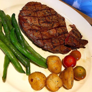 Taze fasulye, sebze ve soslu ızgara biftek.