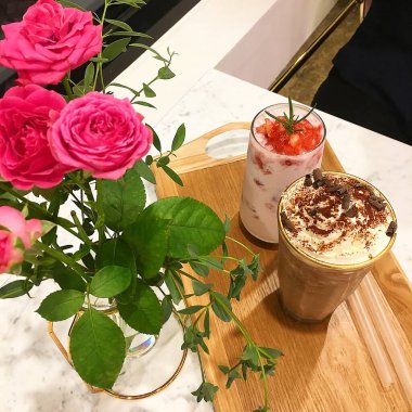 Bir fincan kremalı kahve ve bir fincan kahve.