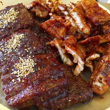 Baharatlı ve sebzeli kızarmış tavuk kanadı.