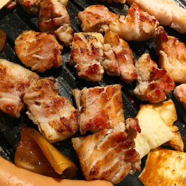 Sebzeli ve baharatlı kızarmış tavuk.