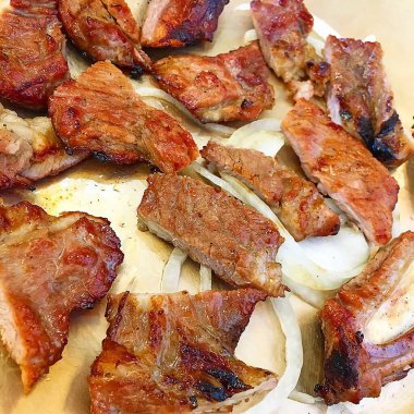 Izgara domuz pirzolası, soğan ve baharatlı.