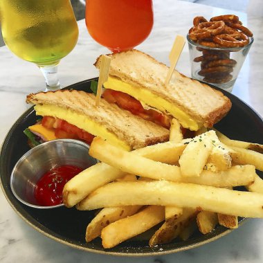 Domates suyu, marul, domates ve patates kızartması.