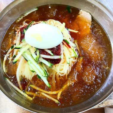 Domuz eti ve yumurta ile Erişte