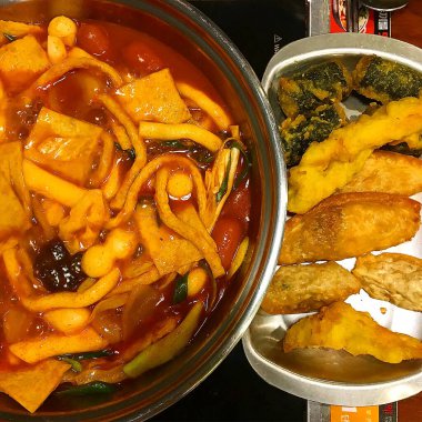 Lezzetli Asya yemeklerinin yakın görüntüsü