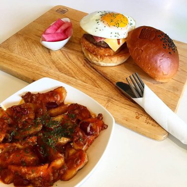 Kore yemeği sahanda yumurta ve kimchi.