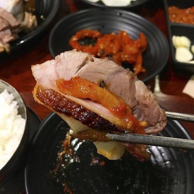 Sebze ve baharatlı ızgara domuz eti.