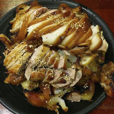 Soslu ve baharatlı ızgara tavuk kanadı.