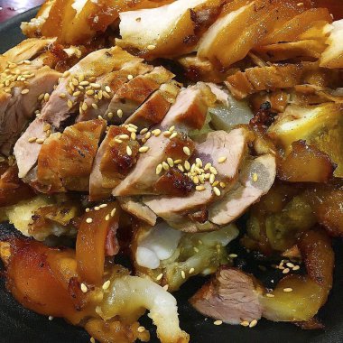 Sebzeli ve baharatlı kızarmış tavuk.