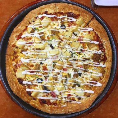 yakın çekim - pizza ve tavuk ve peynir ile