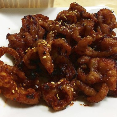 Sarımsaklı ve baharatlı kızarmış kalamar.