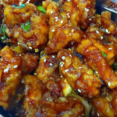 Susamlı kızarmış tavuk ve sebze.