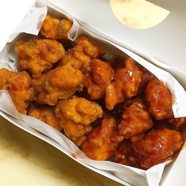 Soslu kızarmış tavuk kanadı.