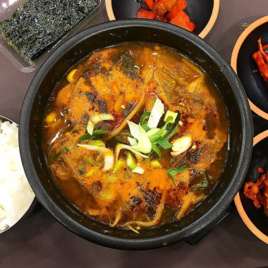 Kore yemeği, sebzeli kızarmış balık.