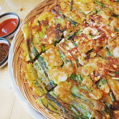 Soslu ve sebzeli kızarmış tavuk kanadı.