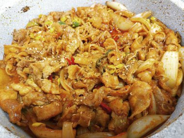 Kızarmış tavuğu sebze ve baharatla karıştır.