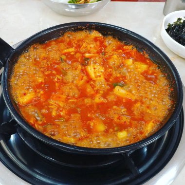 Kore yemeği, pirinç ve kimçi.