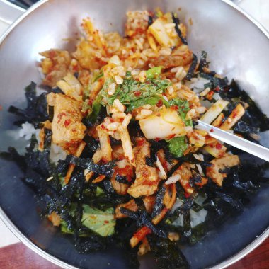 Sebzeli ve baharatlı kızarmış tavuk.