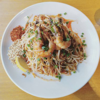 Tayland usulü baharatlı erişte ve deniz ürünleri.