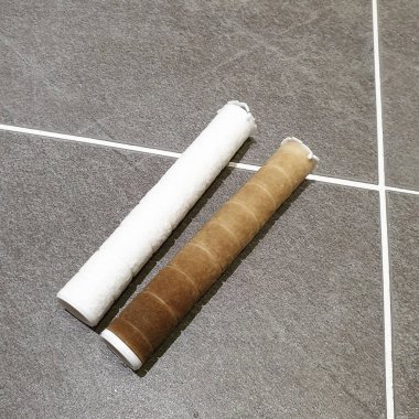 Gri arka planda tuvalet kağıdı ve tuvalet kağıtları, üst görünüm.