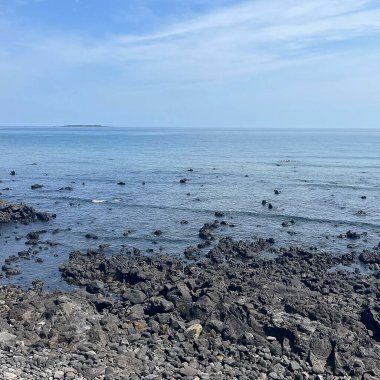 kayalar ve deniz manzarası