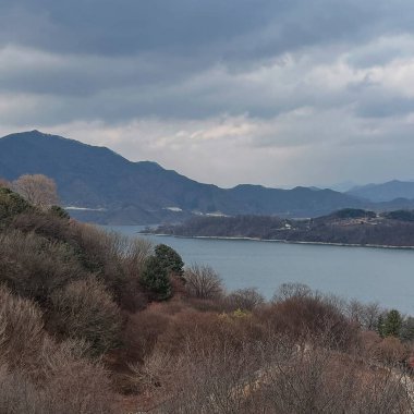 Dağlardaki gölün güzel manzarası