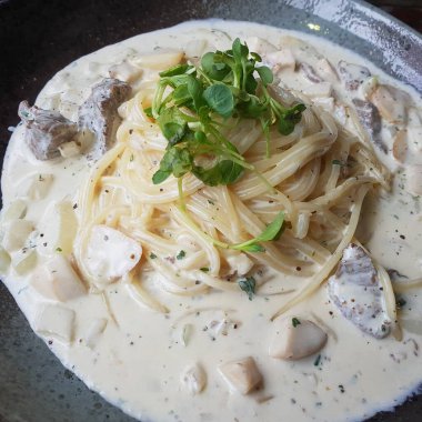 Tahta masada deniz ürünleri ve soslu spagetti, yakın plan.