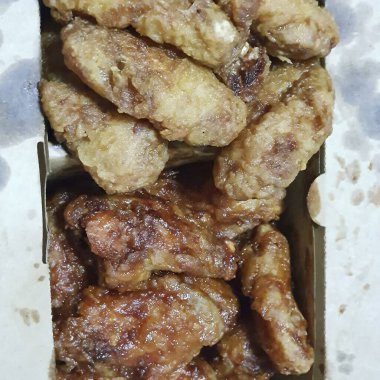 Soslu kızarmış tavuk kanadı.