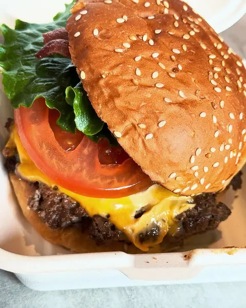 Taze hamburger, domates soslu patates kızartması, kağıt.