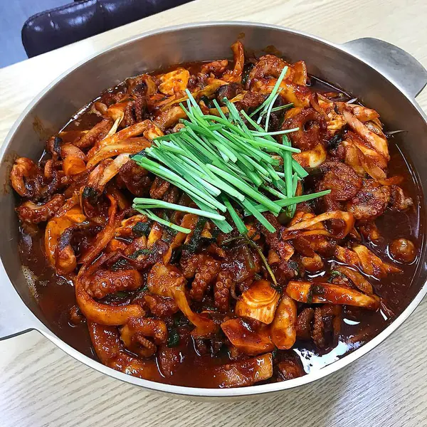 Kızarmış tavuğun mutfak fotoğrafı.