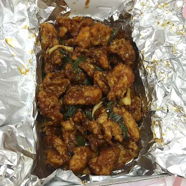 Sebze ve baharatlı kızarmış tavuk kanadı.