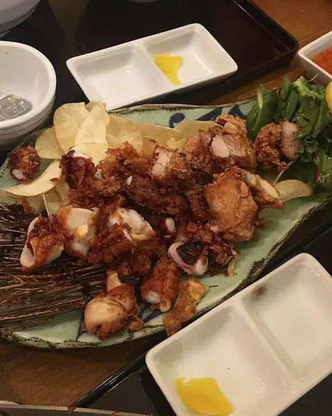 Sebzeli ve soslu ızgara somon.