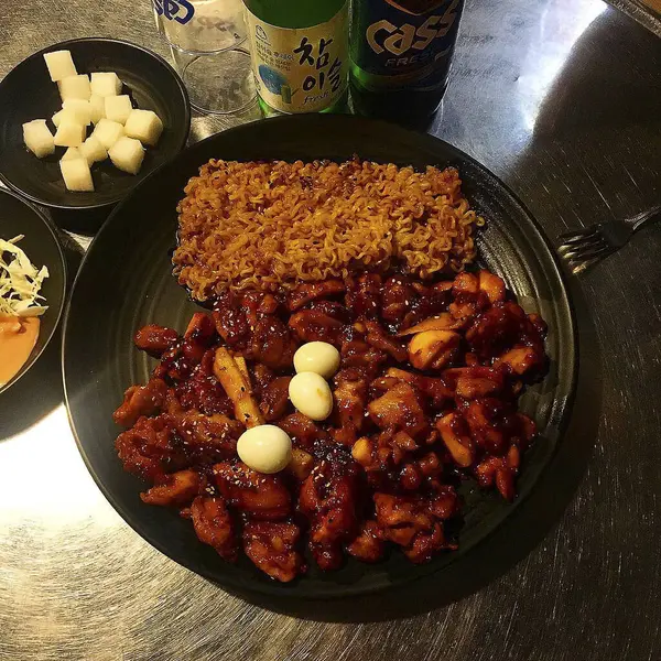 Lezzetli Asya yemeklerinin yakın görüntüsü