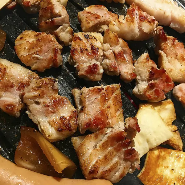 Sebzeli ve baharatlı kızarmış tavuk.