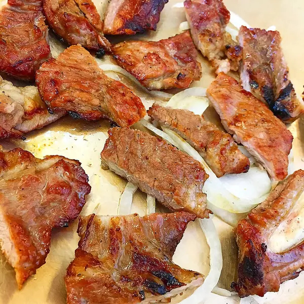 Izgara domuz pirzolası, soğan ve baharatlı.