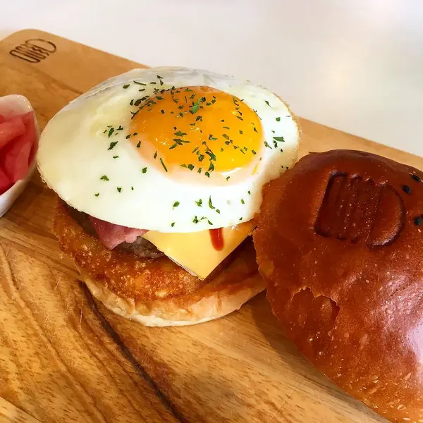Yumurtalı hamburger ve pastırma.