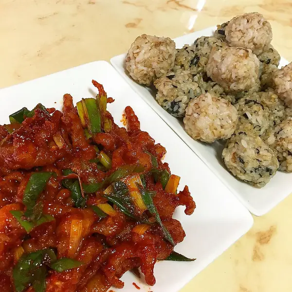 Sebzeli ve soslu kızarmış pirinç.