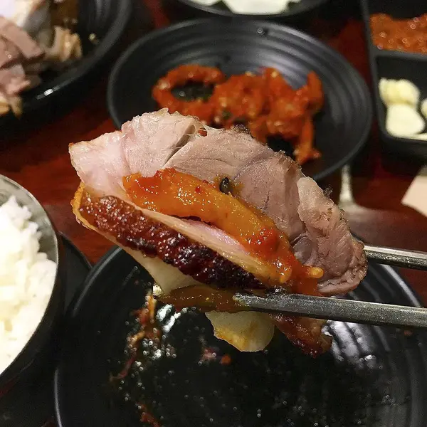 Sebze ve baharatlı ızgara domuz eti.