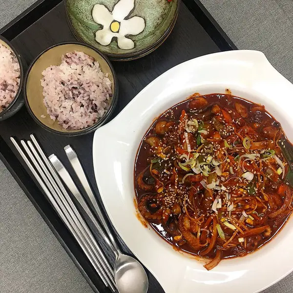 Lezzetli Asya yemeklerinin yakın görüntüsü